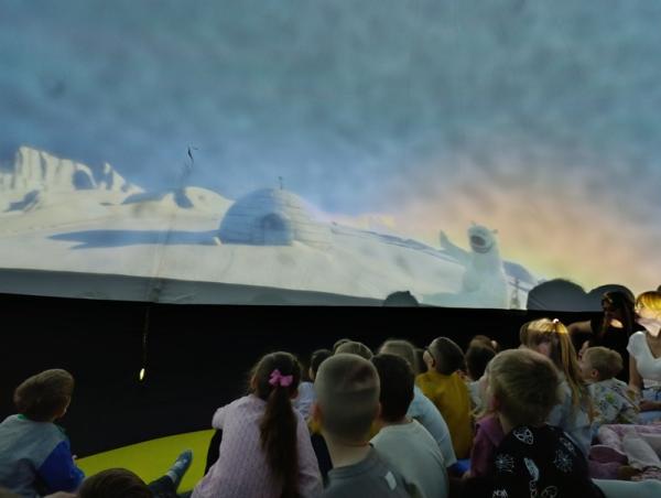 Odwiedziny-Mobilnego-Planetarium-2